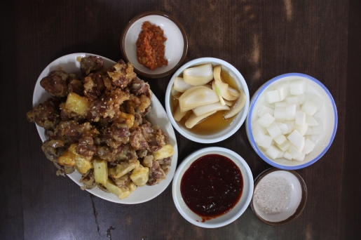 똥집과 함께 곁들여 먹는 소스와 양파절임도 맛이 좋다.