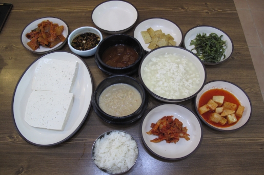 순두부 백반은 저렴한 가격에 순두부와 모두부, 콩비지찌개 등을 맛볼 수 있다. 