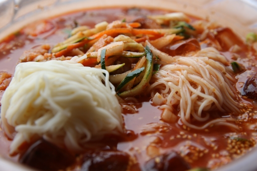 물회에 소면사리를 넣어 먹으면 그 맛이 일품이다. 