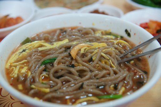 면발이 차지고 굵어 씹는 맛이 좋다.