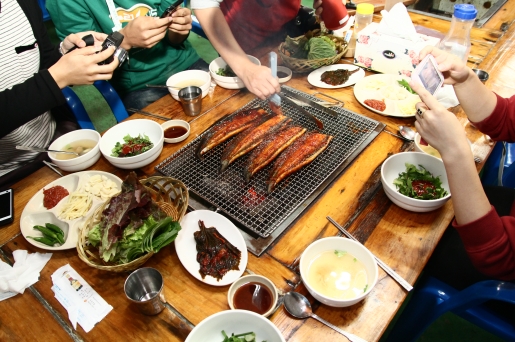 장어는 기름기가 많아서 생강조각과 함께 쌈을 싸먹으면 더욱 맛있게 먹을 수 있다. 