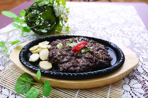 해산물뿐만 아니라 육해공의 진미를 모두 맛볼 수 있다. 