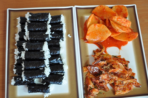 꼬마 김밥과 오징어부침, 무김치를 함께 먹는 충무김밥