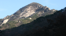 산을 덮는 산