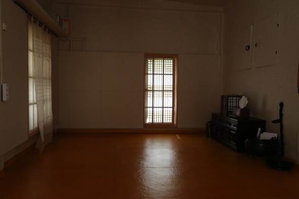 옥연정사의 실내, 하룻밤 아늑하게 묵을 수 있는 방 바닥이 기대된다.