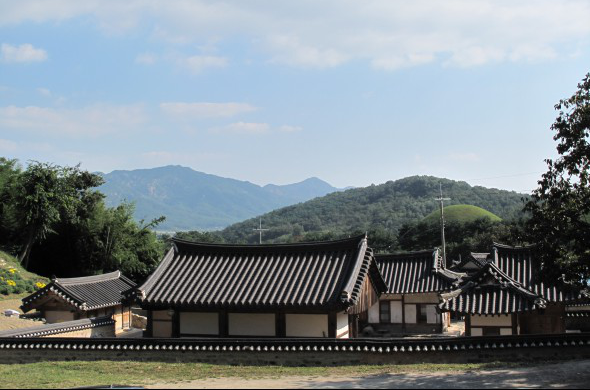 멀리서 보아도 호젓한 분위기를 풍기는 도봉서당