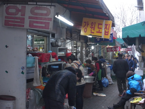 낙원동 낙원상가 옆에는 북적이는 국밥집이 어르신들의 한끼를 책임진다.