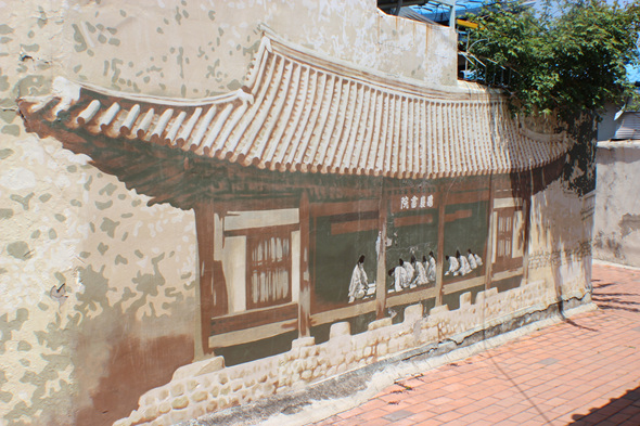 옛 구암서원 입구에는 과거 구암서원의 모습을 담은 벽화가 그려져 있다.
