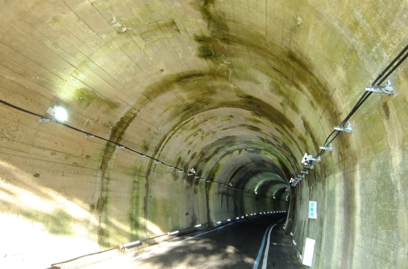 터널 안은 시원해서 더위를 식혀주었다.