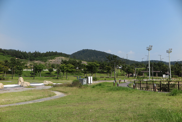 해수욕장 인근에 조성된 잔디공원 전경