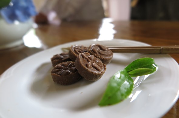 야생차와 함께 먹는 다식 또한 맛이 좋다.