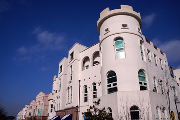 동화 속 성처럼 보이지만 실제로 주민들이 생활하고 있는 건물이라 더 자연스럽게 느껴진다.