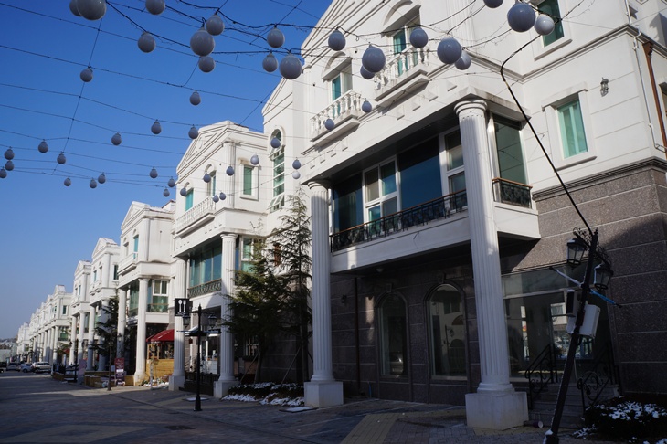 지중해 마을, 그리스 아테네 파르테논 신전을 닮은&nbsp;건물이 유럽에 온 듯 착각을 일으킨다.