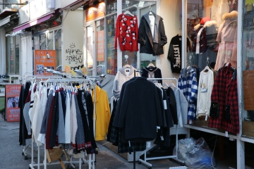 홍대에는&nbsp;개성 넘치는 의류 및 액세서리를 판매하는 의류 전문점, 보세 옷가게 등이 즐비하다.