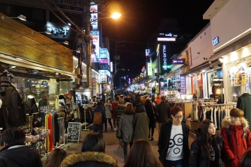 홍대에는&nbsp;개성 넘치는 의류 및 액세서리를 판매하는 의류 전문점, 보세 옷가게 등이 즐비하다.