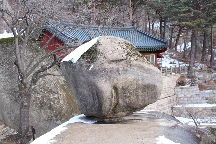 흔들려도 굴러떨어지지 않는다, 설악산 흔들바위,강원도 속초시,체험,여행기사,트래블아이
