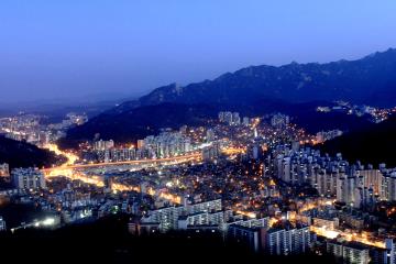 어둠이 내리고 서울 시내가&nbsp;화려한 불빛으로 물들기 시작한다.