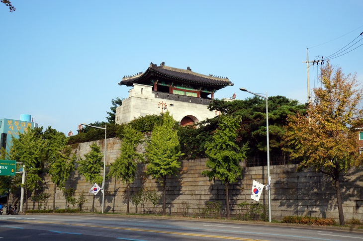 높은 담장 위로 보이는&nbsp;한양도성의 모습이다