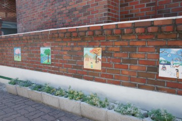 담당자들은 이 골목 주민들에게 행복한 추억이 무엇인지 미리 묻고 <평온한 꽃길을 걷는 듯>에 녹여냈다.