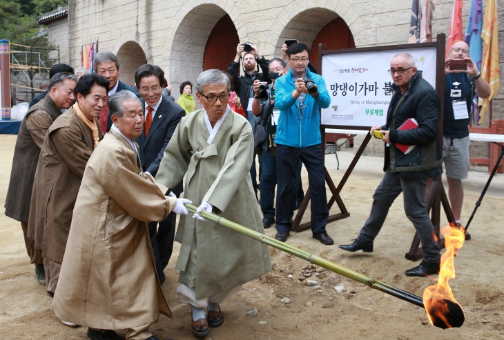 축제 첫날, 망댕이 가마에 불을 지펴올리고 있다.