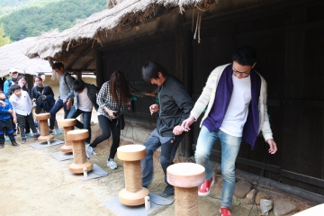 발물레 빨리 돌리기 체험. 익숙하지 않은 사람들에게는 돌리는 것도 쉽지 않다.