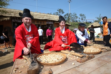 조선시대 어의가 되어 한약재를 갈아보는 체험은 인기 만점이다