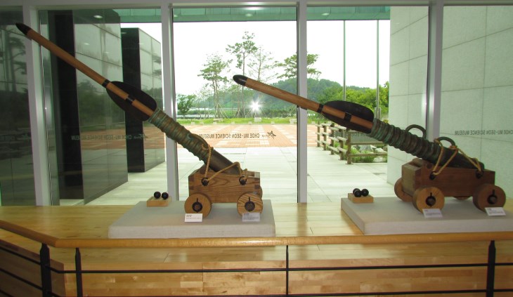 최무선이 발명하고 이후 계속 개발돤 각종 총통들은 조선건국 초, 국방을 튼튼하게 지키는 역할을 했다.
