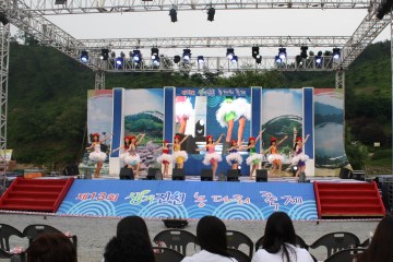 올해 생거진천 농다리 축제는 '농다리, 음악으로 건너다'라는 주제로 다양한 프로그램을 마련했다.