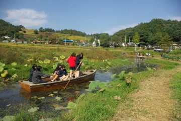 연천 나룻배마을에서는 나룻배 타기 체험을, 양양 어성전마을에서는 고기잡이체험을 즐겨볼 수 있다.