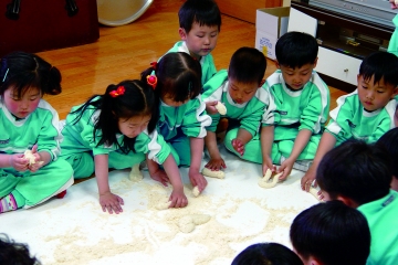 양양 송천떡체험마을을 찾은 아이들과 연천 초성김치마을을 찾은 아이들. 