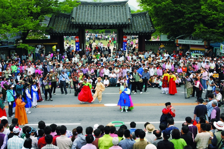 21세기까지를 들썩이게 만들고 있는 우리나라의 대표적인 사랑 이야기, 춘향전.