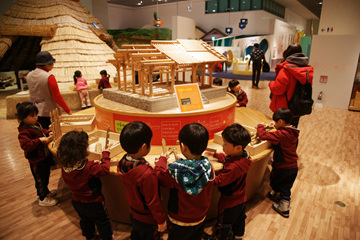 어린이박물관을 찾은 유치원 아이들이 옛 주거 생활에 대해 직접 체험해보고 있다.