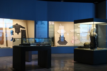 해녀박물관 2전시실은 해녀의 물질 도구를 전시한 곳. 광목으로 만든 '물소중이'가 보인다.