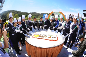 양구 곰취 축제의 하이라이트 중 하나, 곰취 비빔밥. 곰취를 듬뿍 넣고 비비는 이 밥, 무려 2,000인분이다.