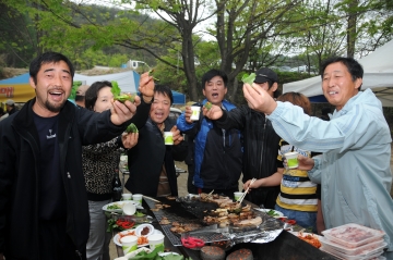 멧돼지 고기를 곰취에 쌈 싸 먹을 수 있는 기회, 오직 양구 곰취 축제에서만 즐길 수 있는 별미!