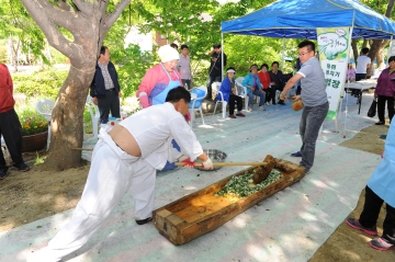 곰취향 가득한 떡도 축제장에서 직접 떡메를 쳐서 만드는 것이라는 사실을 기억해 두자.