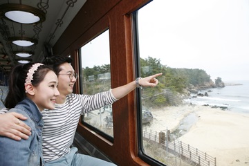 일행과 나란히 앉아 바깥 풍경을 볼 수 있는 바다열차 객실.