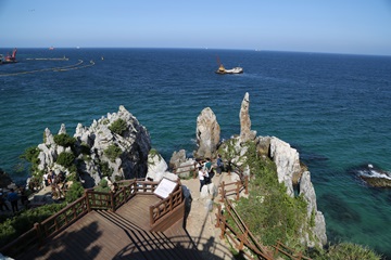 추암 촛대바위는 예로부터 이름난 해안절경으로 바다열차 추암역에서 내리면 이 풍경이 기다리고 있다.