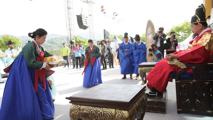 성주 생명문화 축제의 둘째 날. 참외 중의 명품 참외, 성주 참외를 진상하는 퍼포먼스가 펼쳐지고 있다.