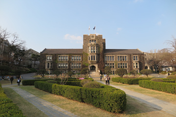 고풍스러운 건물들이 모여있는 연세대학교의 '언더우드 언덕'은 각종 CF, 영화 등의 촬영지가 됐다.