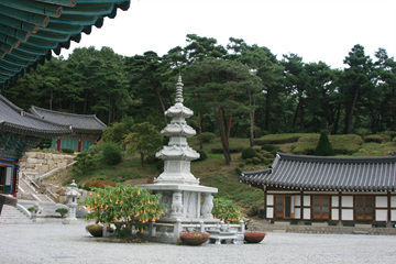 미타사의 전경(좌)과 미타사 경내에 자리한 진신사리탑(우)의 모습.