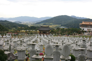 미타사 경내에는 납골공원이 조성돼 있다. 미타사가 있는 마을은 '비석이 많은 마을'이라는 뜻을 지니고 있기도 하다.