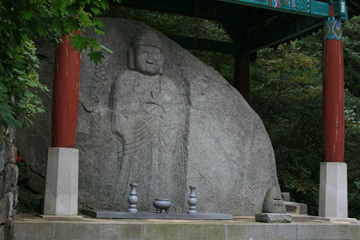 '마애여래입상'은 고려 후기 때 만들어졌다. 단단한 바위 위에 새겨진 부처님의 모습이 이채롭다.
