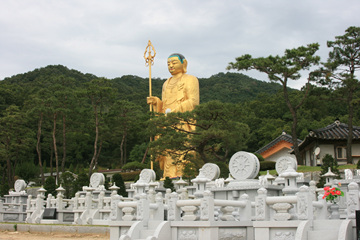 '지장보살입상'은 108척 높이로 동양 최대 규모의 지장보살 동상으로 유명하다.