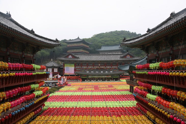 빼곡하게 연등을 설치한 부산진구 삼광사. 낮에도 놀라운 광경이지만, 밤은 더욱 기다려진다.