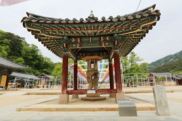 '쌍사자석등'은 두 마리의 사자가 마주 서 있는 형태로 신라시대 양식을 따르고 있다.