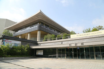 서울대학교 캠퍼스 내 자리한 규장각. 규장각에서는 우리나라 왕실 역사를 한눈에 살필 수 있다.