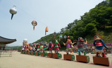 대조사전 마당에 있는 12지신 모형(좌)과 마당에서 내려다 본 구인사 풍경(우).