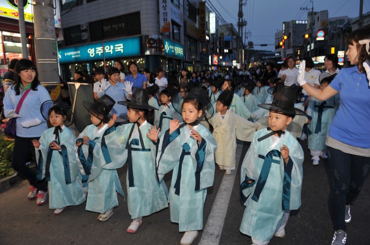 선비문화의 계승은 미래에 달려있는 것. 선비문화축제는 어린이들에게 선비정신 체험의 장이 되고 있다.