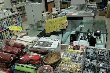 '호상'과 유니스토어서 팔고 있는 여러가지 기념품과 학용품들. 유니스토어에서는 '고대 초콜릿'도 판다.
